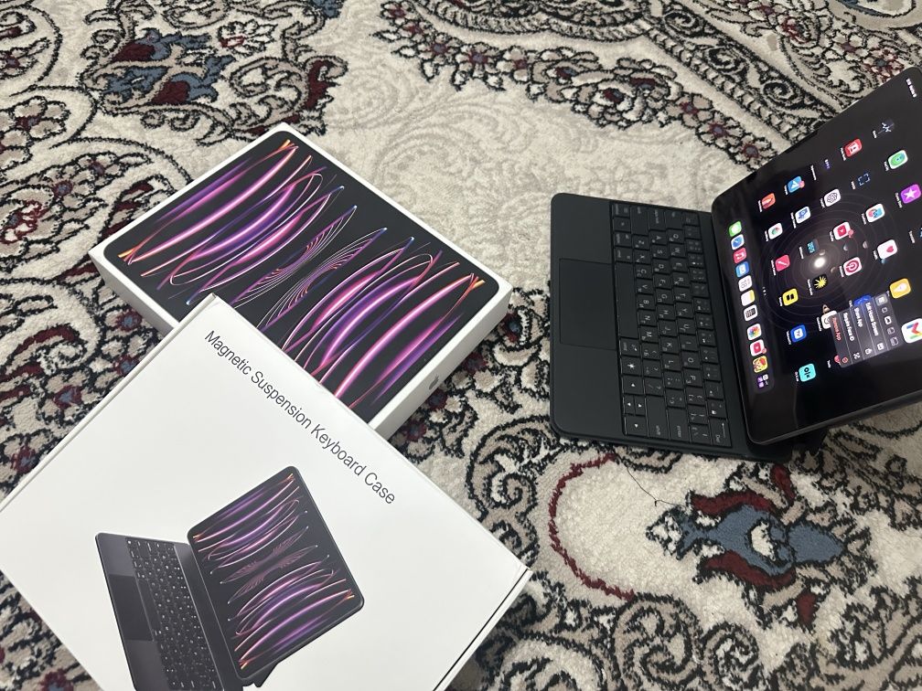 iPad Pro 12.9-inch [6th Generation) Wi-Fi
+ Cellular 128GB