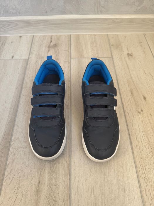 Маратонки Nike, Adidas