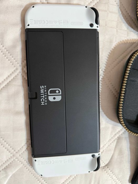 Nintendo Switch OLED + Zelda калъф + Hogwarts Legacy