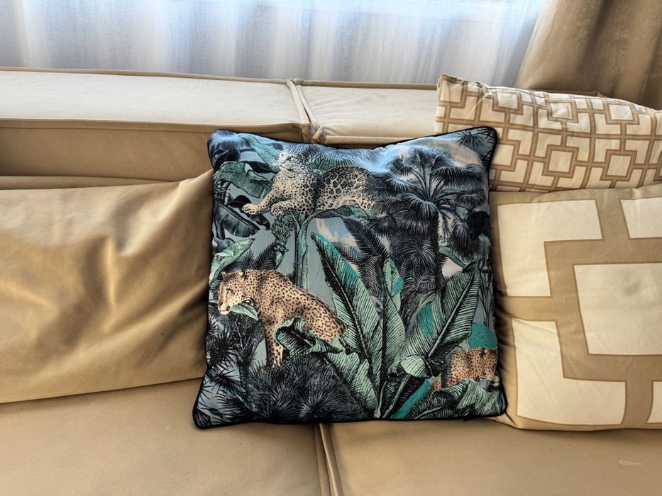 Perna decorativă albastra cu ghepard