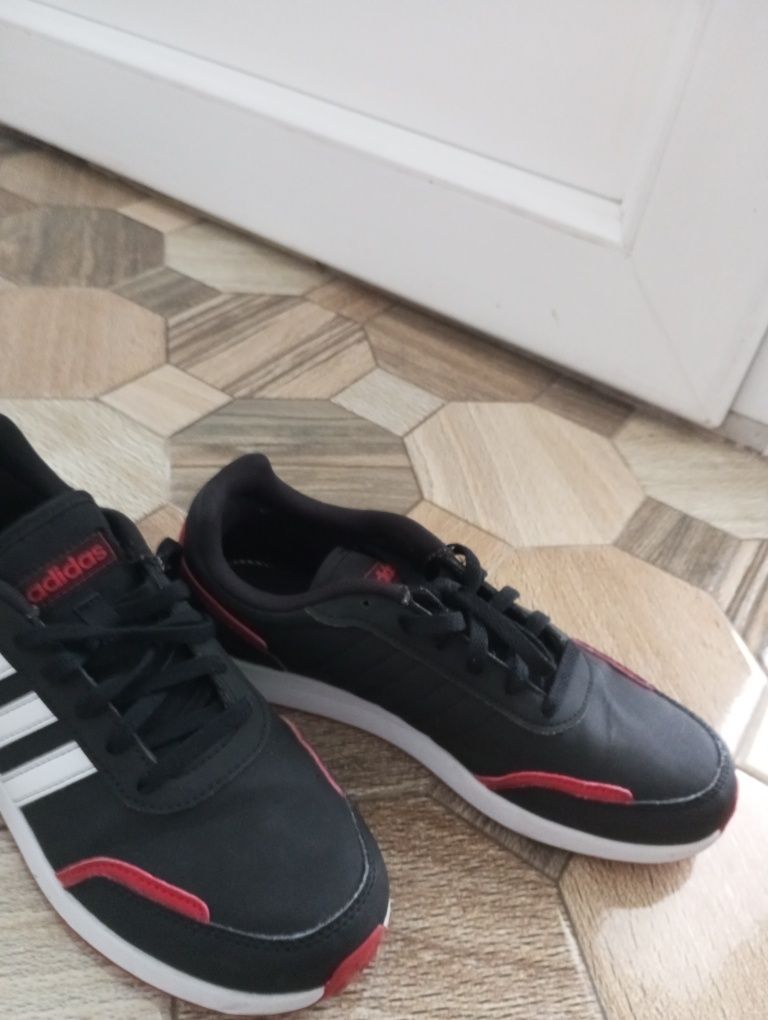 Pantofi adidas pentru sport