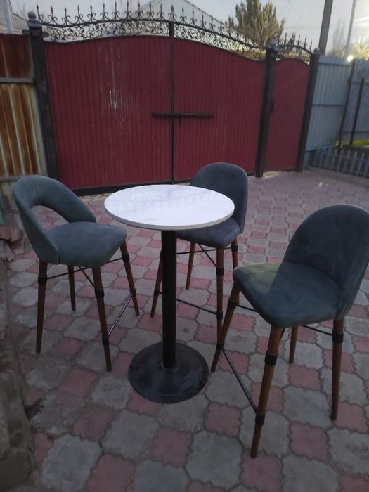 Продам барный стол со стульями
