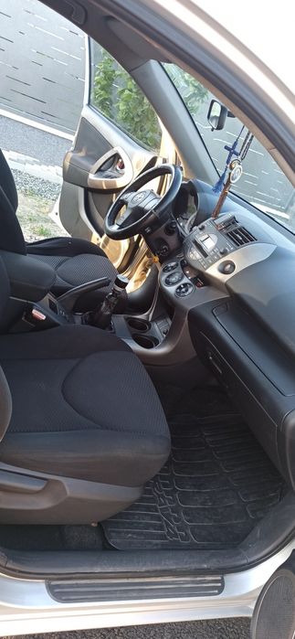 Vând Toyota RAV4
