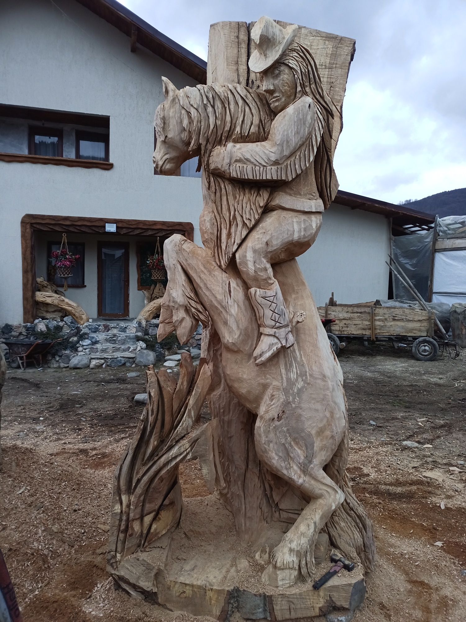 Cal de lemn statuie  stâlp terasă, poartă