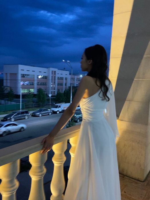 Вечернее платье с открытым плечом