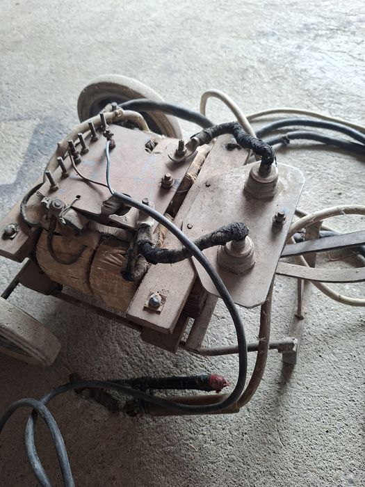 Aparat de sudură cu funcție de încărcat baterii auto