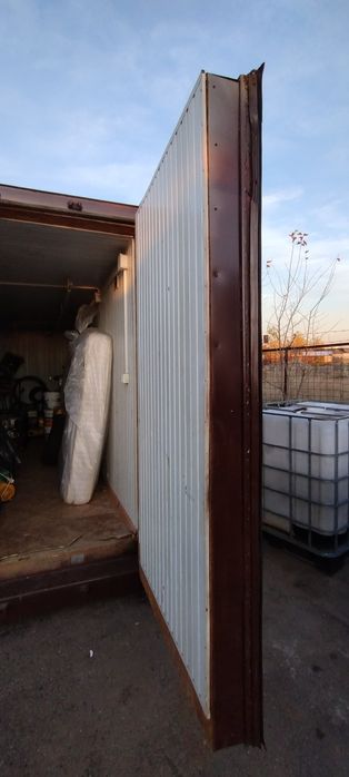 Vând container tip CFR capitonat cu instalație electrica