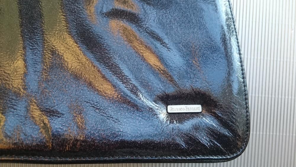 Дамска кожена чанта с цип, черно-кафяв лак