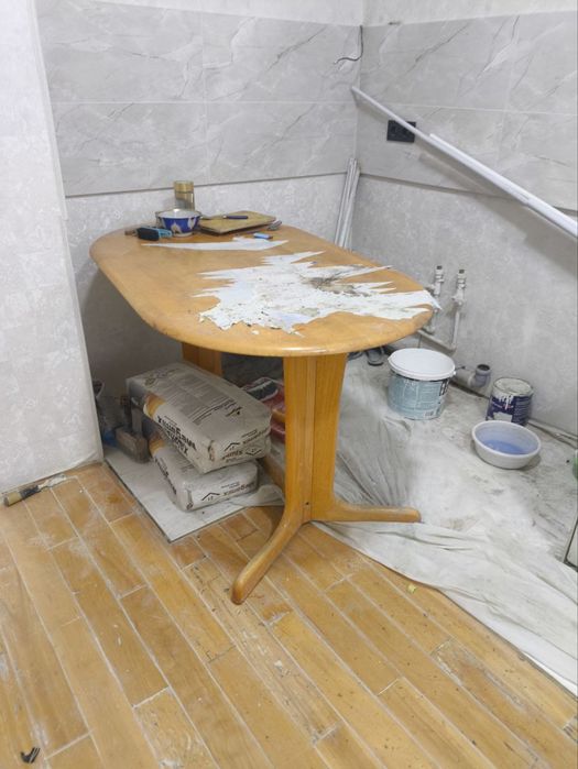 Продам б.у  кухоный стол и стулья