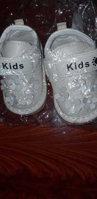 Обувь для малышей новая 15 размер с пищалками