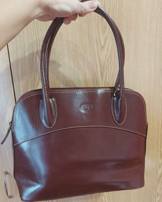 Poșetă piele naturală.