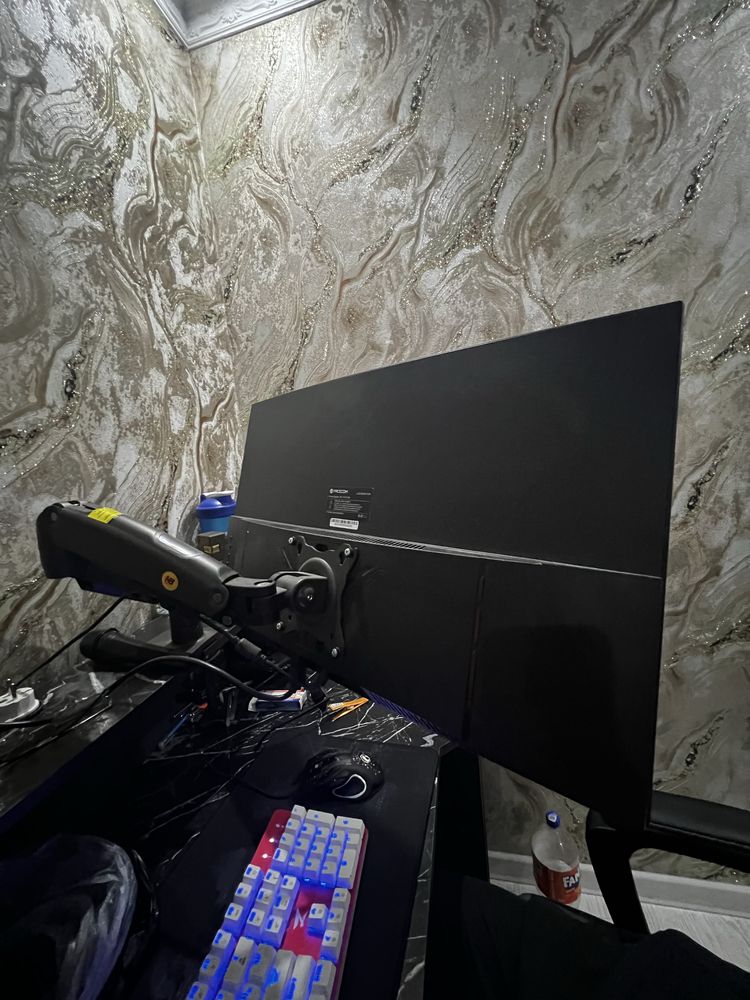 Facecome 165Hz 27 dyum .