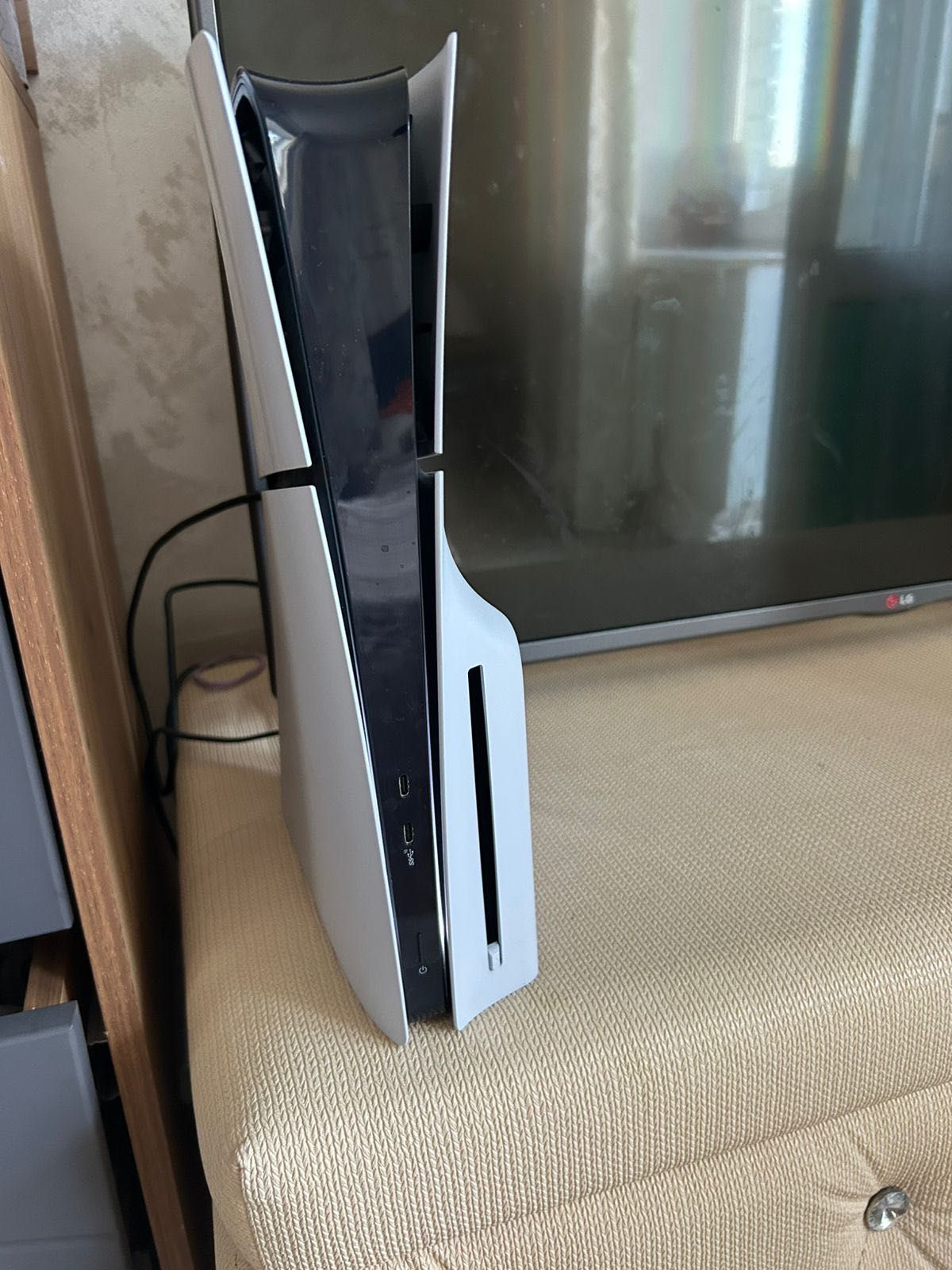 Продается Ps5 на 1 терабайт, + год подписка и 1 джойстик