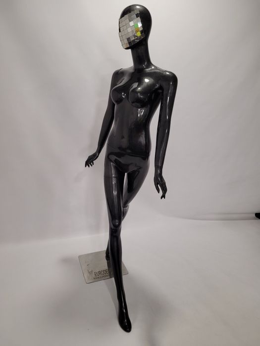Манекен дама черен гланц