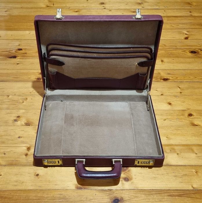 Винтидж кожено дипломатическо куфарче в цвят бордо с кодови ключалки