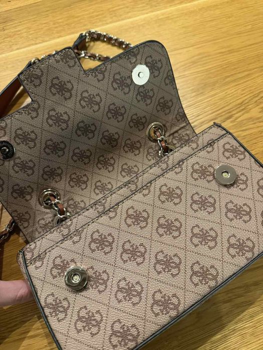 Оригиналната чанта Guess