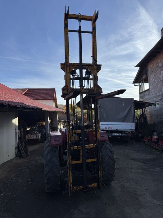 Stivuitor in tirantii tractorului