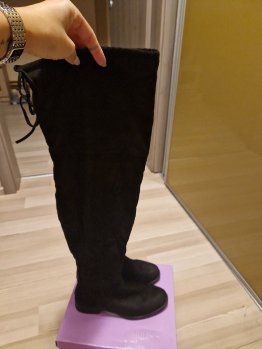 Cizme lungi peste genunchi