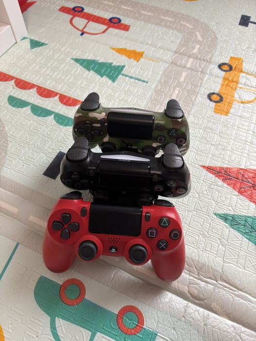 PlayStation 4 с 3 контролера