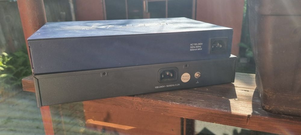 Vând 2 switch-uri gigabit