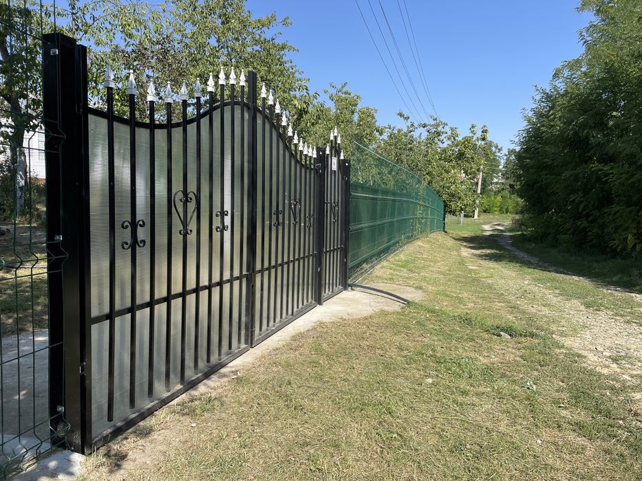 Casa si Gradina Pozitie Centrala pe Loc Drept