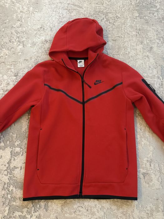 Nike tech fleece in conditie foarte buna