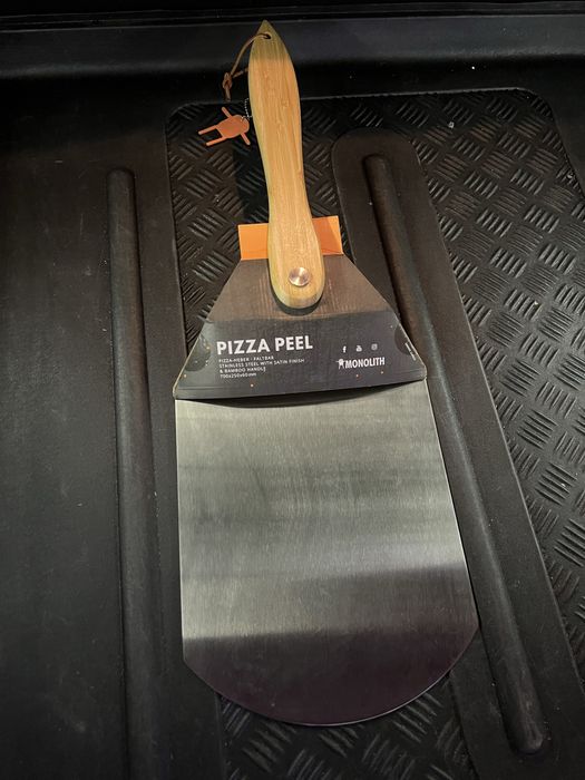 Paletă pentru pizza Monolith – oțel inox + mâner bambus