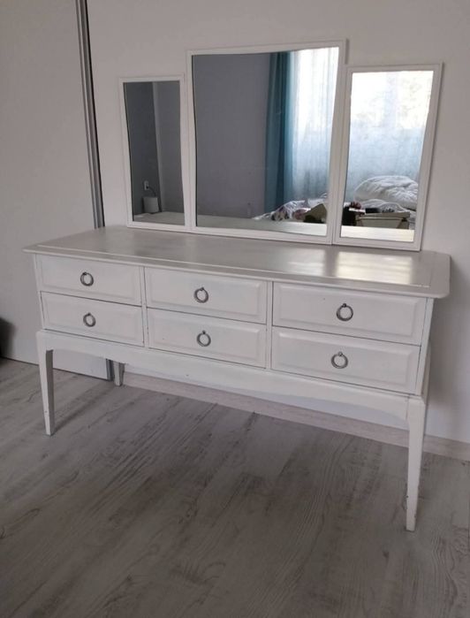 Mobilier din lemn vechi,comoda ,cuier hol și o noptiera