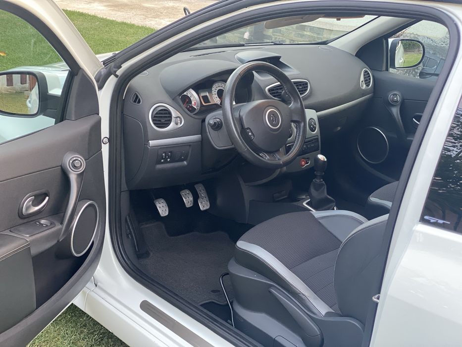Renault Clio GT.