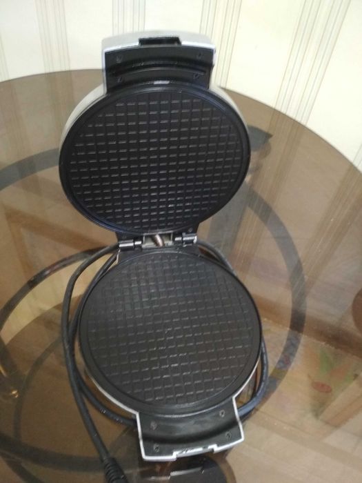 электровафельница , в хорошем рабочем состоянии!