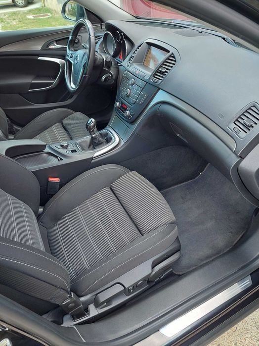 Vând Opel Insignia 2.0 CDTI Sports Tourer 2012
