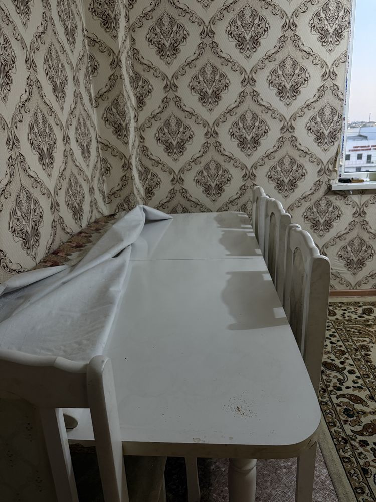 Стол и стулья в комплекте