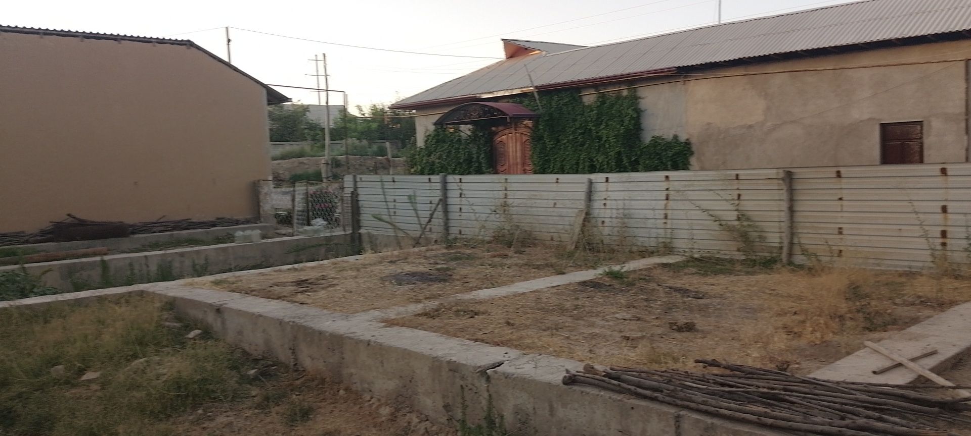 Участка сотилади яхши жойда битонка олдида жой катта