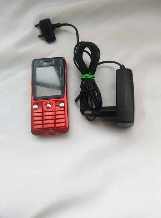 Sony Ericsson k530i Red cu încărcător original ( orice rețea)
