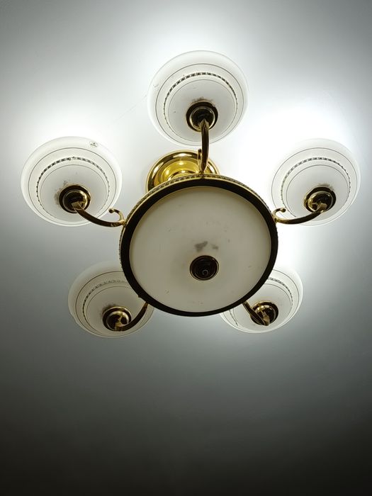 Люстра сатылады .