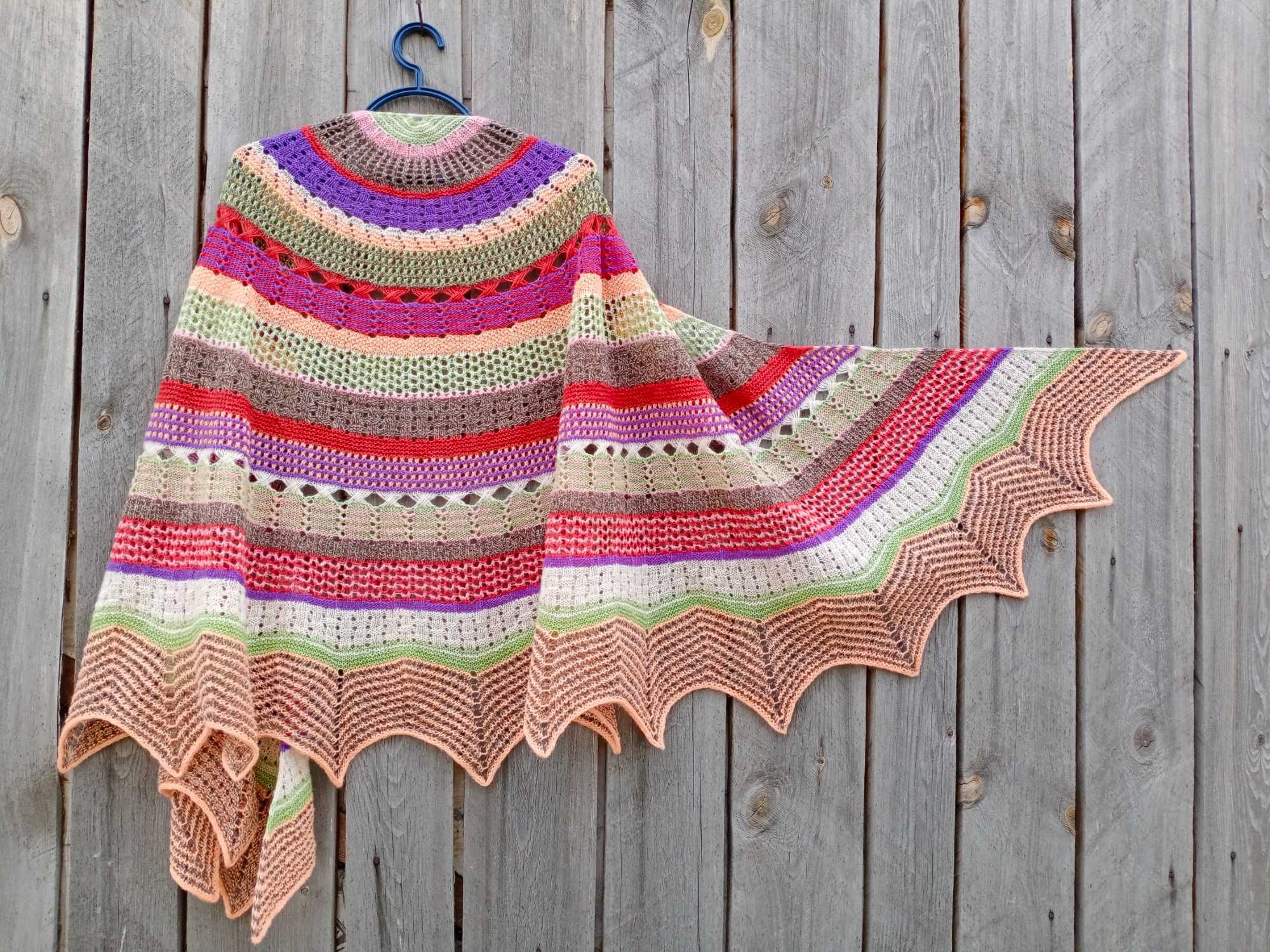 Разноцветная ажурная вязаная спицами разноцветная шаль