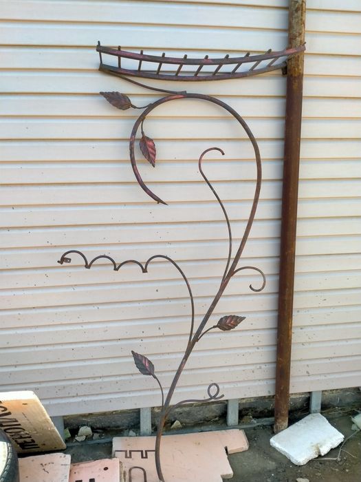 Киім ілгіш сатылады.