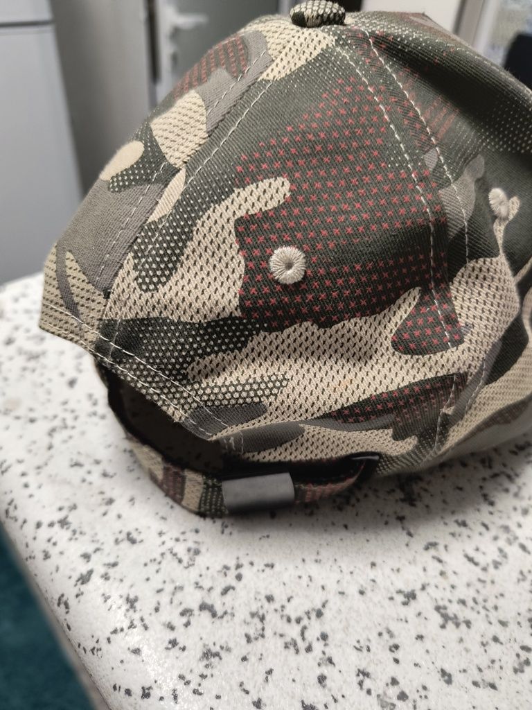 Мъжка шапка с козирка Guess оригиналена