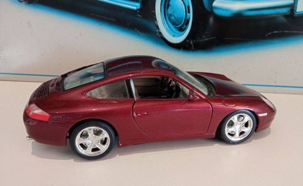 Porsche Carrera 911

Scara 1/18

Bburago

Pozele reflectă realitatea.
