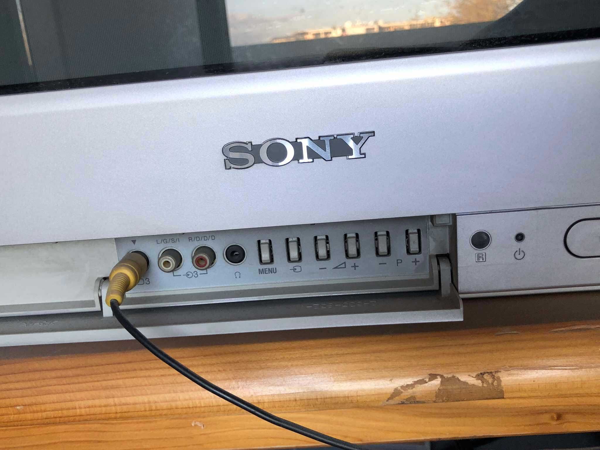 Работещи стари телевизори Sony и Crown
