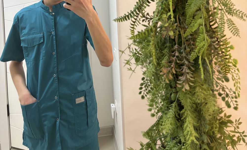 Продам хирургический костюм и белые кроксы