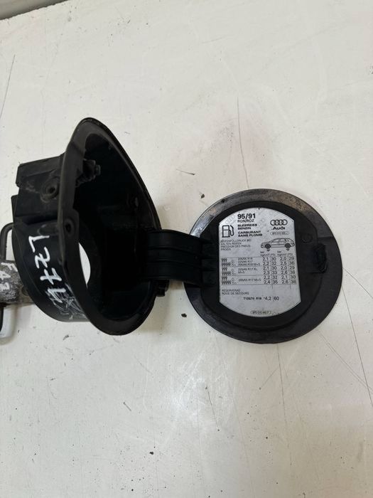 Capac usa usita rezervor balama stanga fata sofer Audi A3 8P LZ7Z