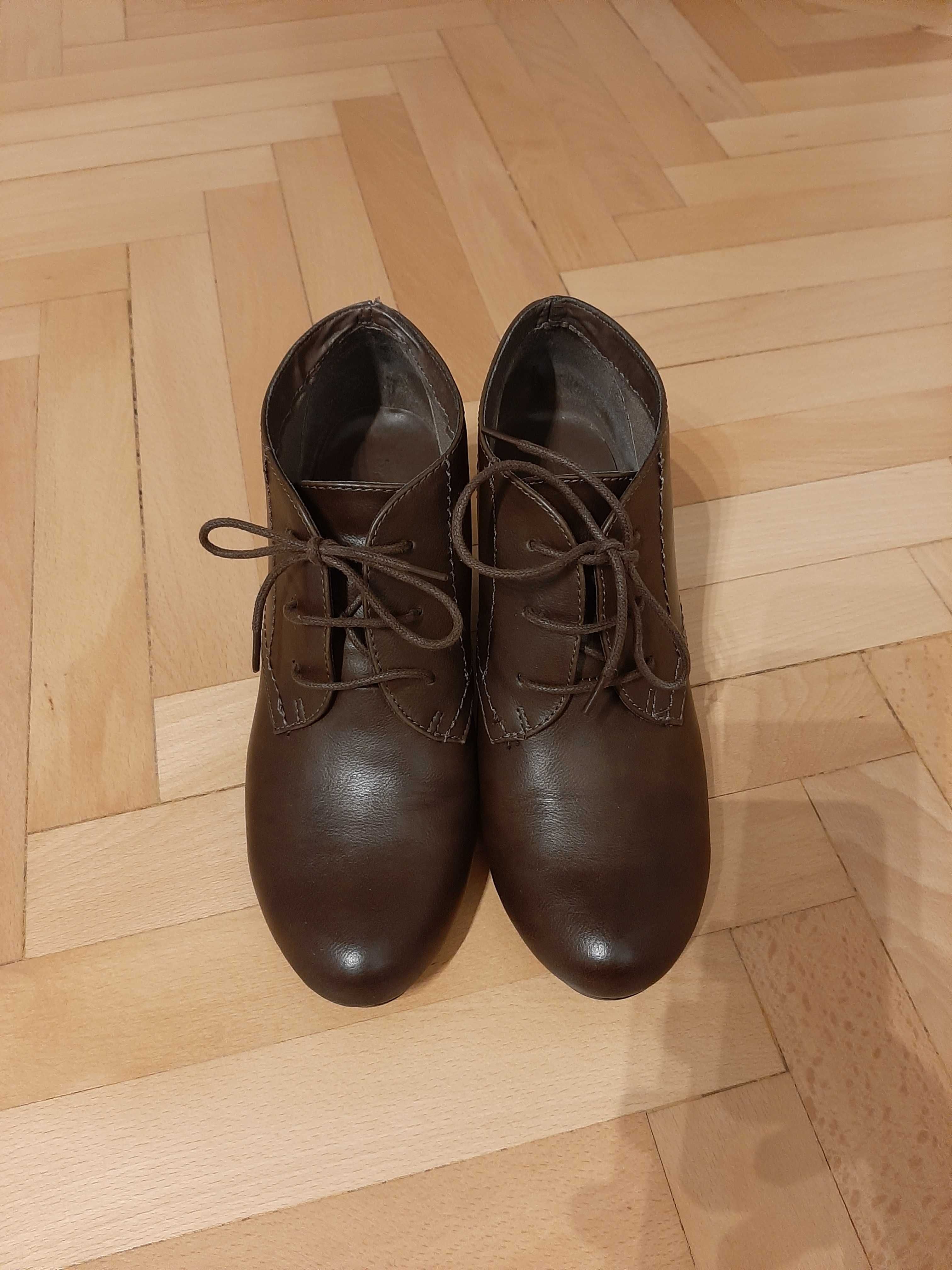 Pantofi cu siret nr 38