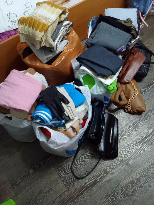 Продам 8 пакетов одежду,1 пакет сумочки разные, есть детская одежда