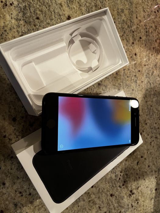 Продавам iPhone SE 64 GB, black 2022