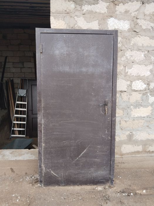 Железный наружный дверь.