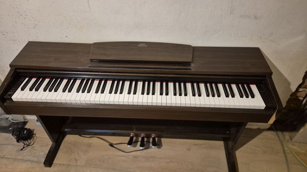 Пиано Yamaha Arius