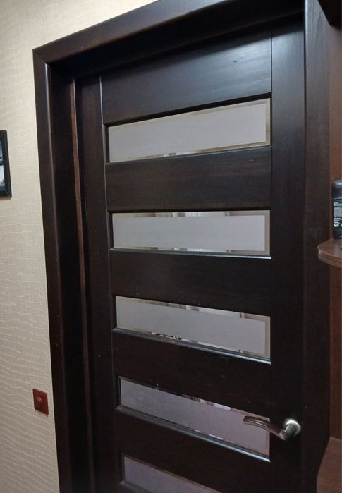 продам 4 двери ,деревянные