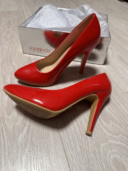 Червени лачени обувки