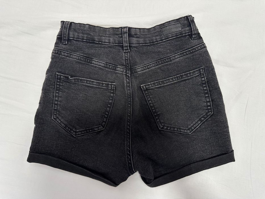 Pantaloni scurți negri mărime XS